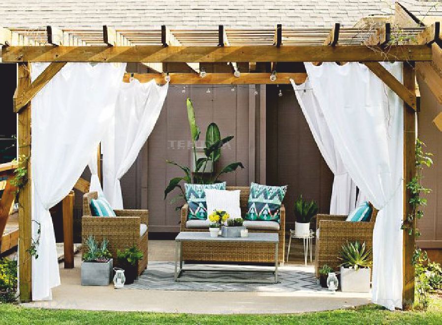 shtory-white-dlya-pergola-foto